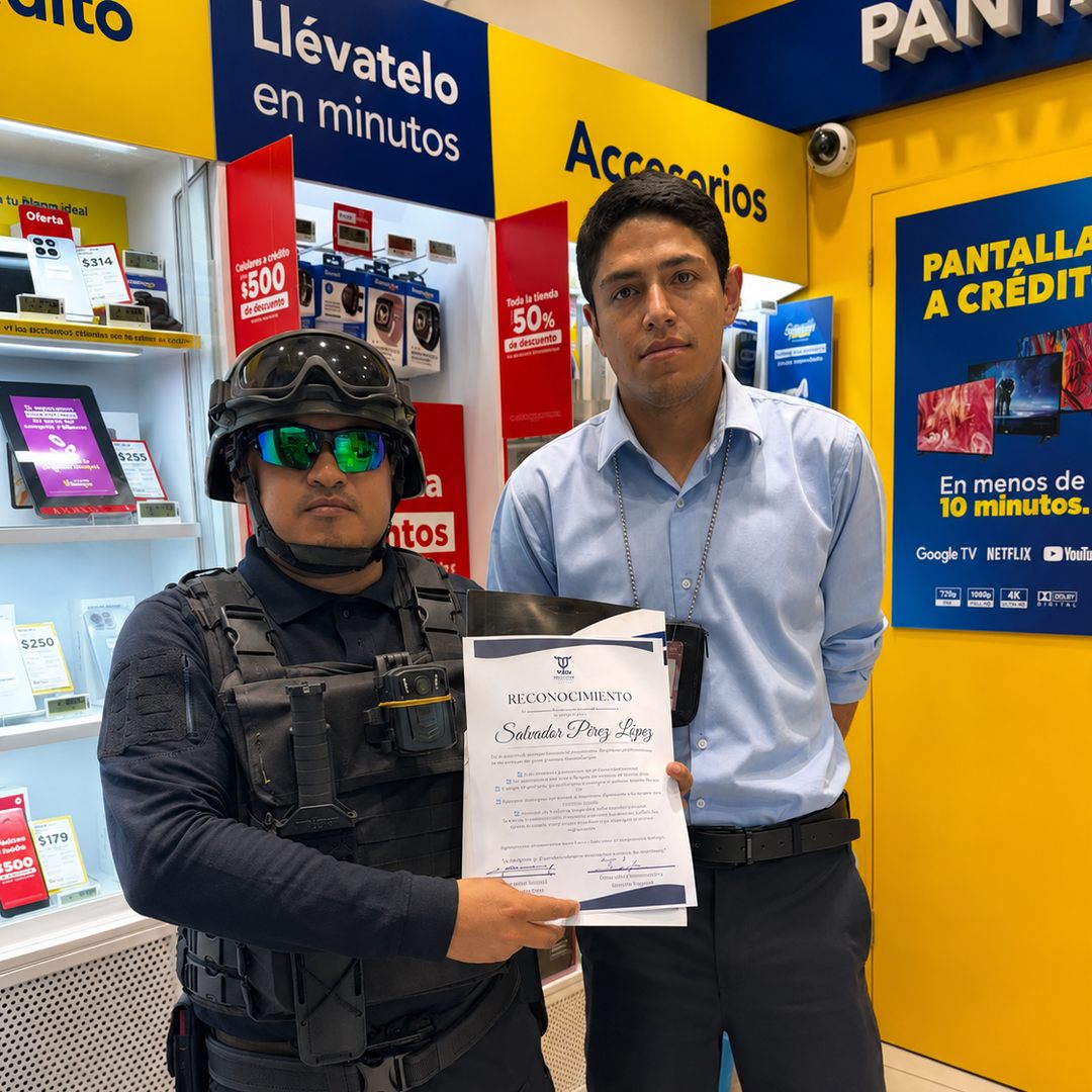 Entrega de reconocimiento por desempeño destacado al elemento Salvador Pérez López en su puesto de servicio